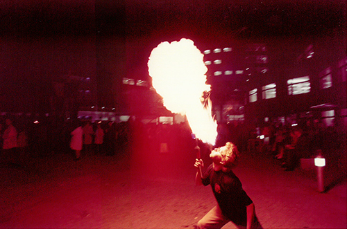 A fire-eater performs at the evening festivities for the inauguration of the university campus area in 1997.|En eldslukare under invigningen av det nya högskoleområdet 1997.