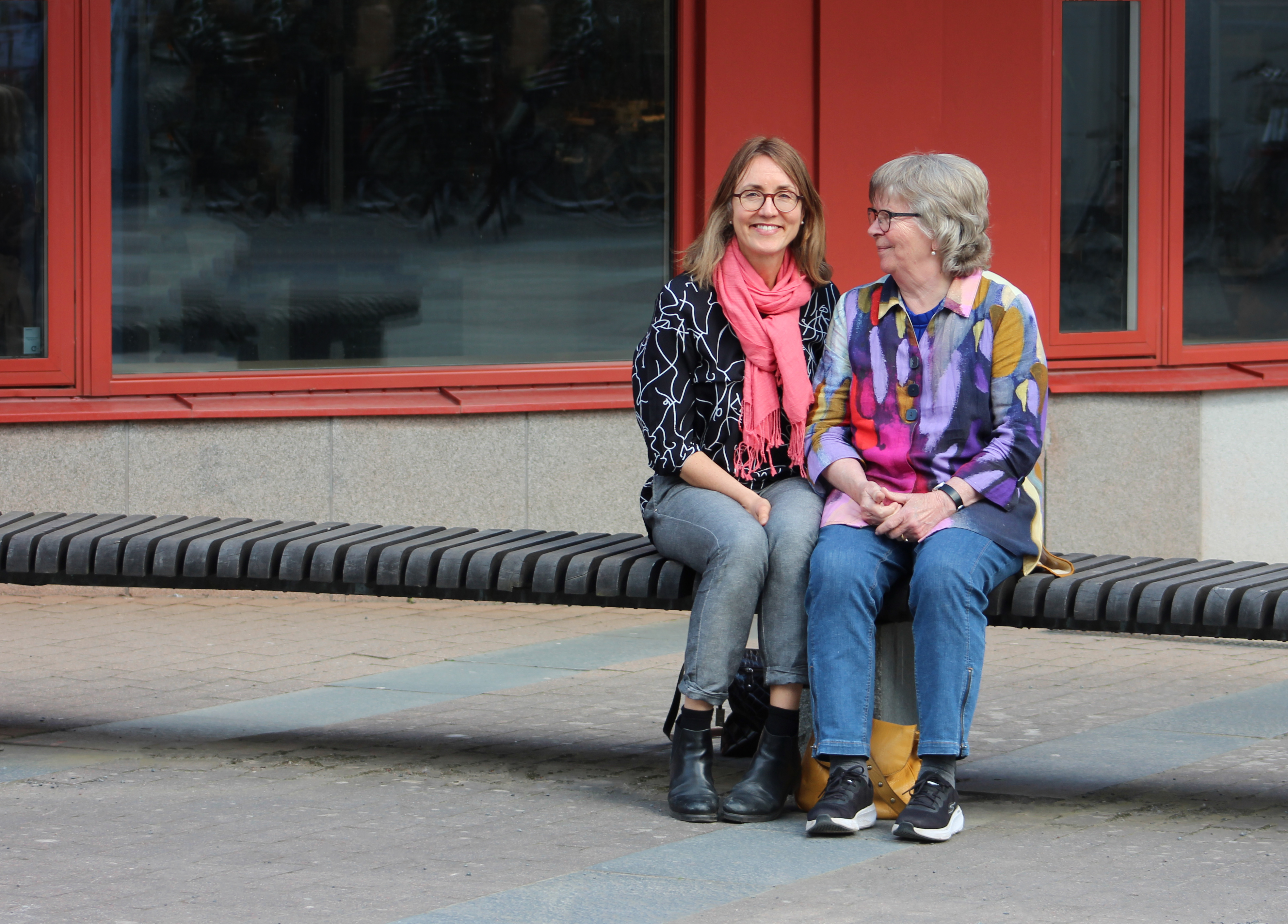 Cecilia Bjursell och Bodil Jönsson på en bänk. 