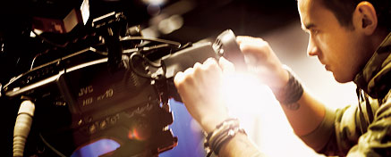 Man ställer in filmkamera