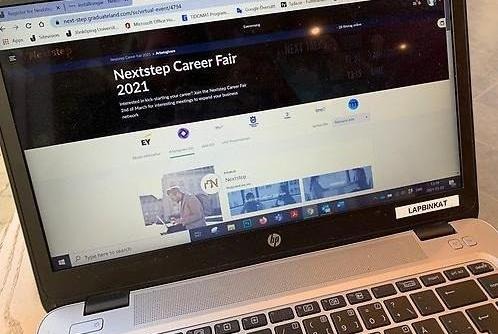 A laptop open with startpage of Nextstep digital career fair on the screen.