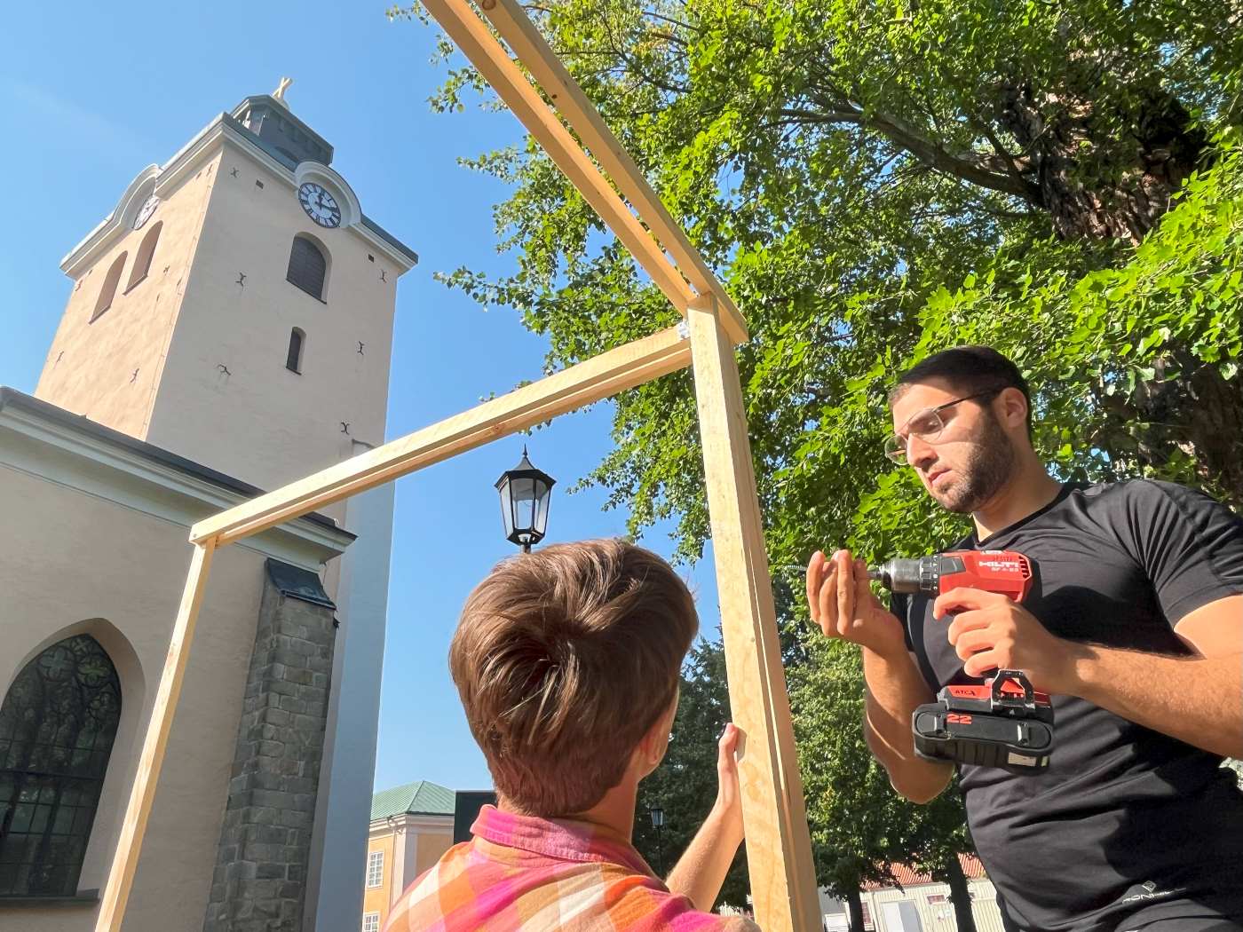 Studenter bygger vid Kristine kyrka i Jönköping.