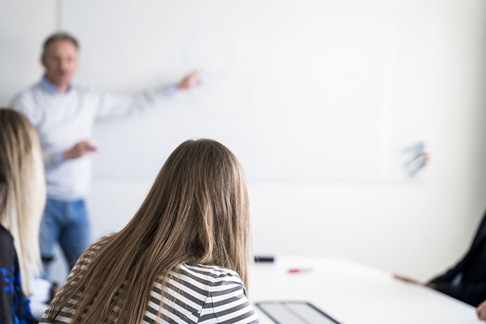 En lärare undervisar.