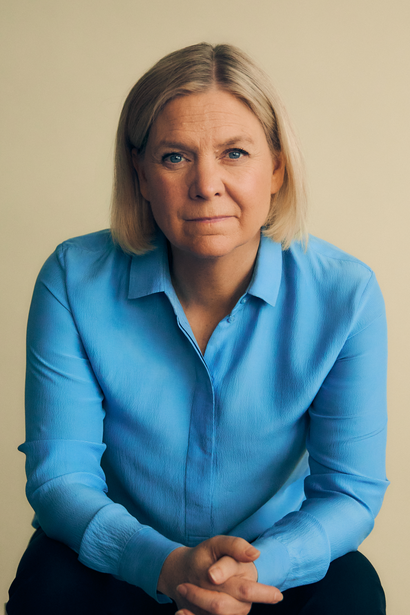 En kvinna i blå skjorta