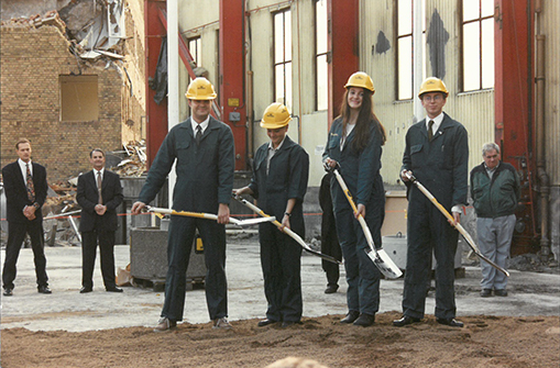 Students from each school dig the first shovel of earth in the construction of the new university campus, October 1995.|Studenter från varje fackhögskola tar det första spadtaget vid bygget av det nya högskoleområdet, i oktober 1995.