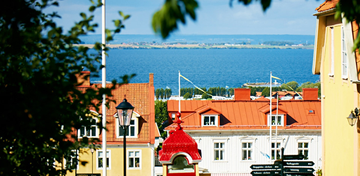 Houses in the foreground, lake Vättern in the background