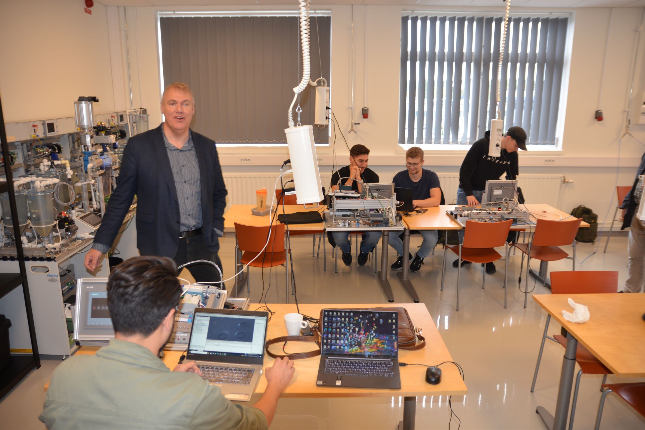 Studenter på Yrkeshögskolan Jönköping i en studiesal.