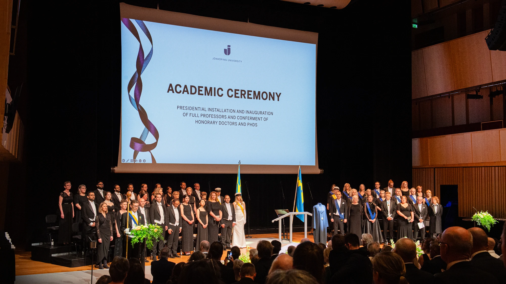 En grupp människor som står på toppen av en scen.