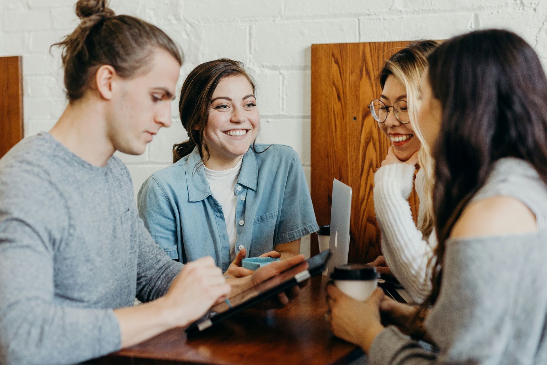 Studenter/ungdomar i samtal. Foto: Unsplash