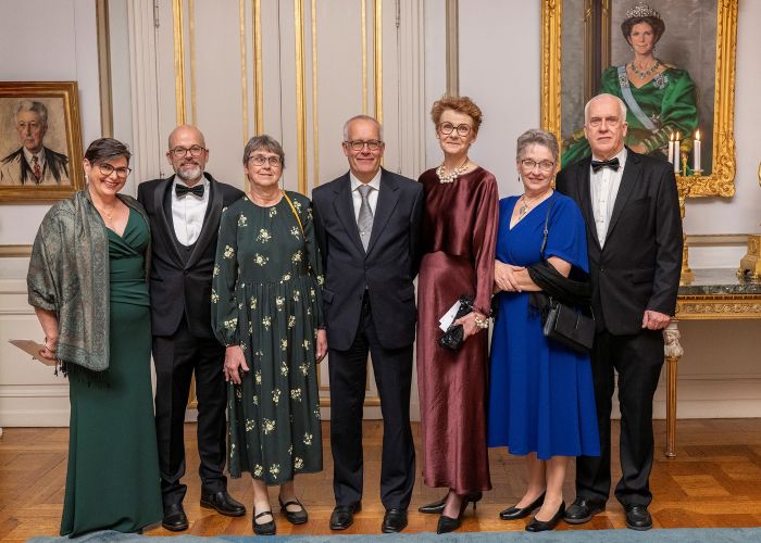 en grupp människor i festkläder