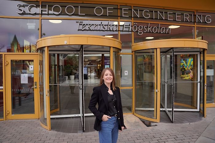 kvinna utanför entré