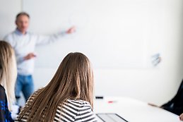 En lärare undervisar.