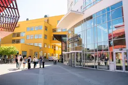 Studenter på campus