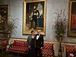 ett par står framför en tavla.